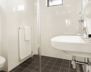 Stijlvolle badkamer in Waterpark Sneekermeer 6-persoons woning 6C1, Terherne, Friese meren.