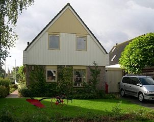 Charming front of bungalow in Terherne, Sneekermeer, Frisian lakes.