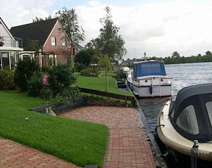 Idyllic waterfront at bungalow in Terherne, Sneekermeer, Frisian lakes.