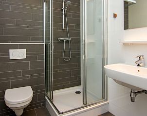 Stijlvolle badkamer in Waterpark Sneekermeer vakantiehuis, Terherne, Friese meren.