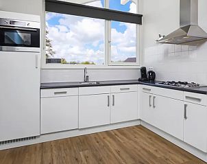 Moderne keuken in Waterpark Sneekermeer 8-persoons woning, Terherne.