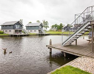 Balkon met uitzicht op het water in Waterpark Sneekermeer vakantiehuis, Terherne.