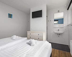 Veranda met uitzicht op het water in Waterpark Sneekermeer vakantiehuis, Terherne.