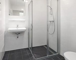 Badkamer met douche in Waterpark Sneekermeer 8-persoons woning, Terherne.