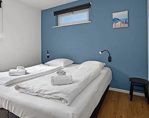 Slaapkamer met zachte verlichting in Waterpark Sneekermeer 8-persoons woning, Terherne.