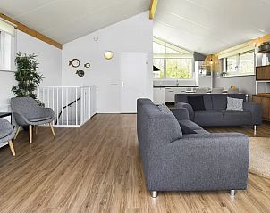Ruime woonkamer in Waterpark Sneekermeer 6-persoons bungalow in Terherne, ideaal voor gezinnen.