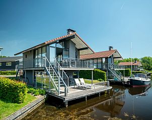 Gezellige zithoek in Waterpark Sneekermeer vakantiehuis 6C2 met uitzicht op Sneekermeer.