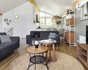 Moderne open keuken en eetruimte in Waterpark Sneekermeer 6-persoons woning in Terherne.