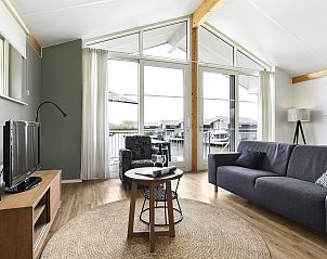 Waterpark Sneekermeer 6C2 in Terherne, perfect voor een ontspannen avond met wijn en tijdschriften.