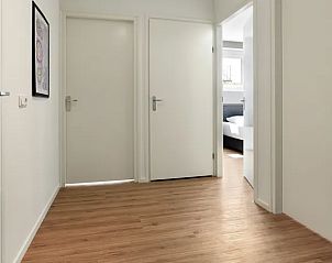 Gang in Waterpark Sneekermeer 6-persoons woning in Terherne, leidt naar slaapkamers.