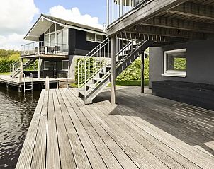 Groot terras aan het water bij Waterpark Sneekermeer vakantiehuis 6C2 in Terherne.