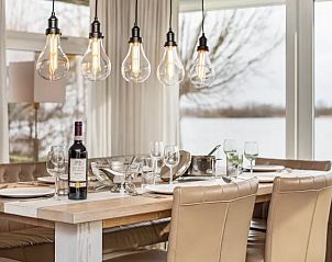 Eetkamer met sfeerverlichting in Waterpark Terherne waterwoning, Terherne.