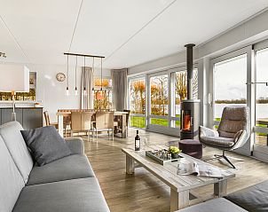 Ruime badkamer met douche in Waterpark Terherne waterwoning, Terherne.