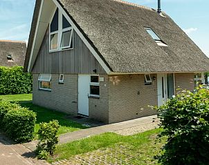 Vooraanzicht van Waterpark Terherne waterwoning met groene tuin, Friese meren.