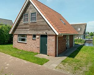 Waterpark Terherne 6-persoons waterwoning in Terherne met traditionele bakstenen gevel en groene omgeving.
