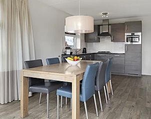 Moderne keuken in Waterpark Terherne 6-persoons waterwoning, compleet met eettafel en grote ramen.