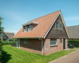 Gezellige zithoek in Waterpark Terherne, vakantiehuis in Sneekermeer met wijn en glazen op tafel.