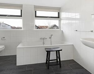 Ruime badkamer in Waterpark Terherne 6C1, vakantiehuis in Friese meren met ligbad en moderne voorzieningen.