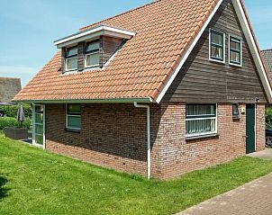 Achteraanzicht van Waterpark Terherne 6C1, vakantiehuis in Friese meren met ruime tuin en terras.
