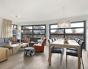 Plattegrond van begane grond in Waterpark Terherne 6-persoons waterwoning met indeling van woonkamer en keuken.