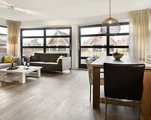 Ruime woonkamer van Waterpark Terherne 8-persoons waterwoning Opvaart 8C1, vakantiehuis in Terherne, Friese meren, met moderne inrichting.