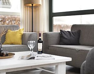 Gezellige zithoek in Waterpark Terherne 8-persoons waterwoning Opvaart 8C1, vakantiehuis in Terherne, Sneekermeer, met comfortabele banken.