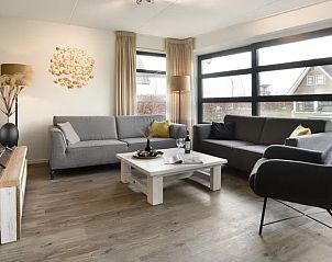 Stijlvolle binnenruimte van Waterpark Terherne 8-persoons waterwoning Opvaart 8C1, vakantiehuis in Terherne, Friese meren, met ruime zitplaatsen.