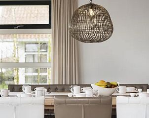 Gezellige eettafel in Waterpark Terherne 8-persoons waterwoning Opvaart 8C1, vakantiehuis in Terherne, Friese meren, gedekt voor ontbijt.