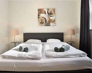 Comfortabele slaapkamer in Waterpark Terherne 8-persoons waterwoning Opvaart 8C1, vakantiehuis in Terherne, Sneekermeer, met tweepersoonsbed.