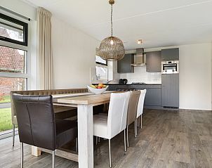 Moderne badkamer in Waterpark Terherne 8-persoons waterwoning Opvaart 8C1, vakantiehuis in Terherne, Friese meren, met bad en dubbele wastafel.