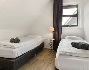 Slaapkamer met twee eenpersoonsbedden in Waterpark Terherne 8-persoons waterwoning Opvaart 8C1, vakantiehuis in Terherne, Sneekermeer.