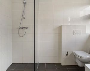 Stijlvolle douche in Waterpark Terherne 8-persoons waterwoning Opvaart 8C1, vakantiehuis in Terherne, Friese meren, met moderne voorzieningen.