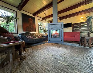 Bloemenpracht bij vakantiehuis FR421 in Terherne, Sneekermeer, Friese meren.