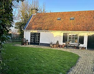 Stijlvolle badkamer in vakantiehuis FR421, Terherne, met klassieke tegels.