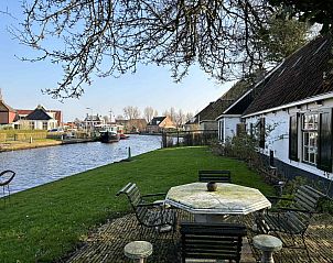 Gezellig terras van vakantiehuis FR421 in Terherne, omgeven door groene natuur.