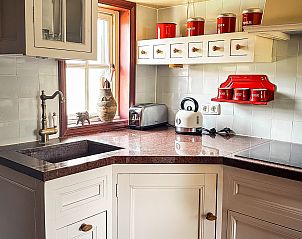 Eetkamer met glazen tafel in vakantiehuis FR421, Terherne, Friese meren.