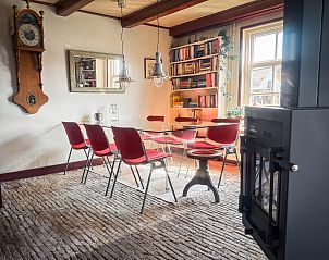 Charmante buitenkant van vakantiehuis FR421 in Terherne, omringd door groen.