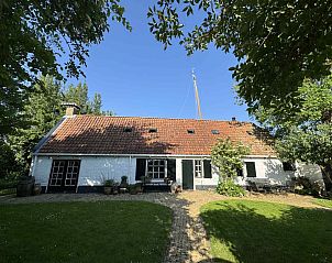 Ingang van vakantiehuis FR421 in Terherne, met karakteristieke poort.