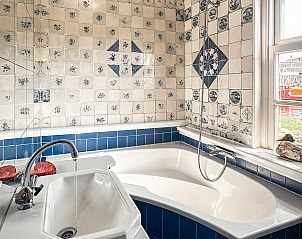 Knusse hoek op zolder van vakantiehuis FR421, Terherne, met houten details.