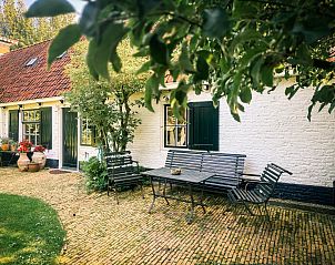 Lichte woonkamer in vakantiehuis FR421, Terherne, met moderne open haard.