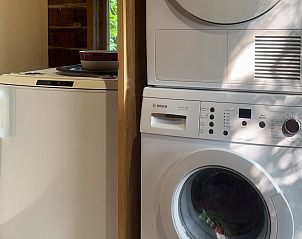 Comfortabele zithoek in vakantiehuis FR421, Terherne, met uitzicht op tuin.