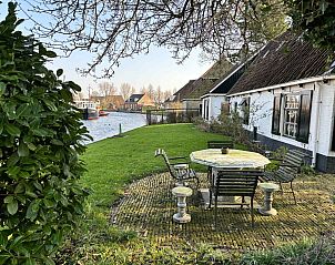 Gezellige woonkamer in vakantiehuis FR421, Terherne, met houten vloer.