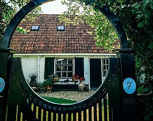 Keuken in vakantiehuis FR421, Terherne, met uitzicht op tuin en water.