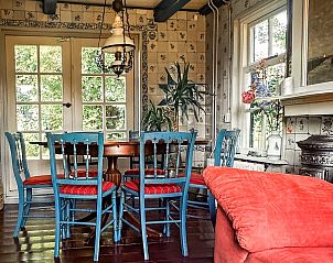 Slaapkamer met twee bedden in vakantiehuis FR421, Terherne, Friese meren.