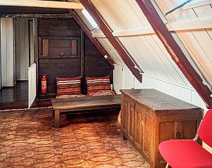 Ruime woonkamer in vakantiehuis FR421, Terherne, met moderne kunst.