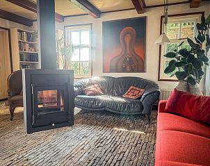 Slaapkamer met TV in vakantiehuis FR421, Terherne, met uitzicht op tuin.