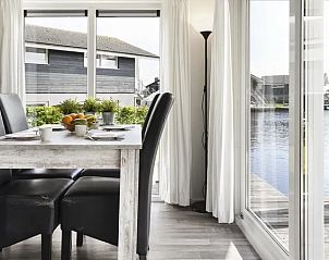 Eethoek met uitzicht op het water in Waterpark Sneekermeer chalet, Terherne.