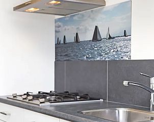 Keukenblad met zeilbootdecor in Waterpark Sneekermeer chalet, Terherne.