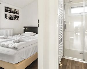 Slaapkamer en badkamer in Waterpark Sneekermeer chalet, Terherne.