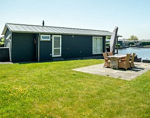 Buitenzijde van Waterpark Sneekermeer chalet met terras in Terherne.